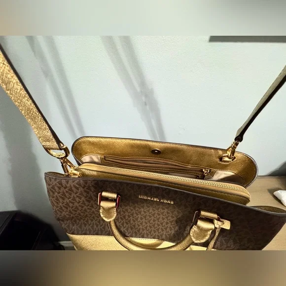 Michael Kors Large Savannah Satchel - Picture 5 of 14